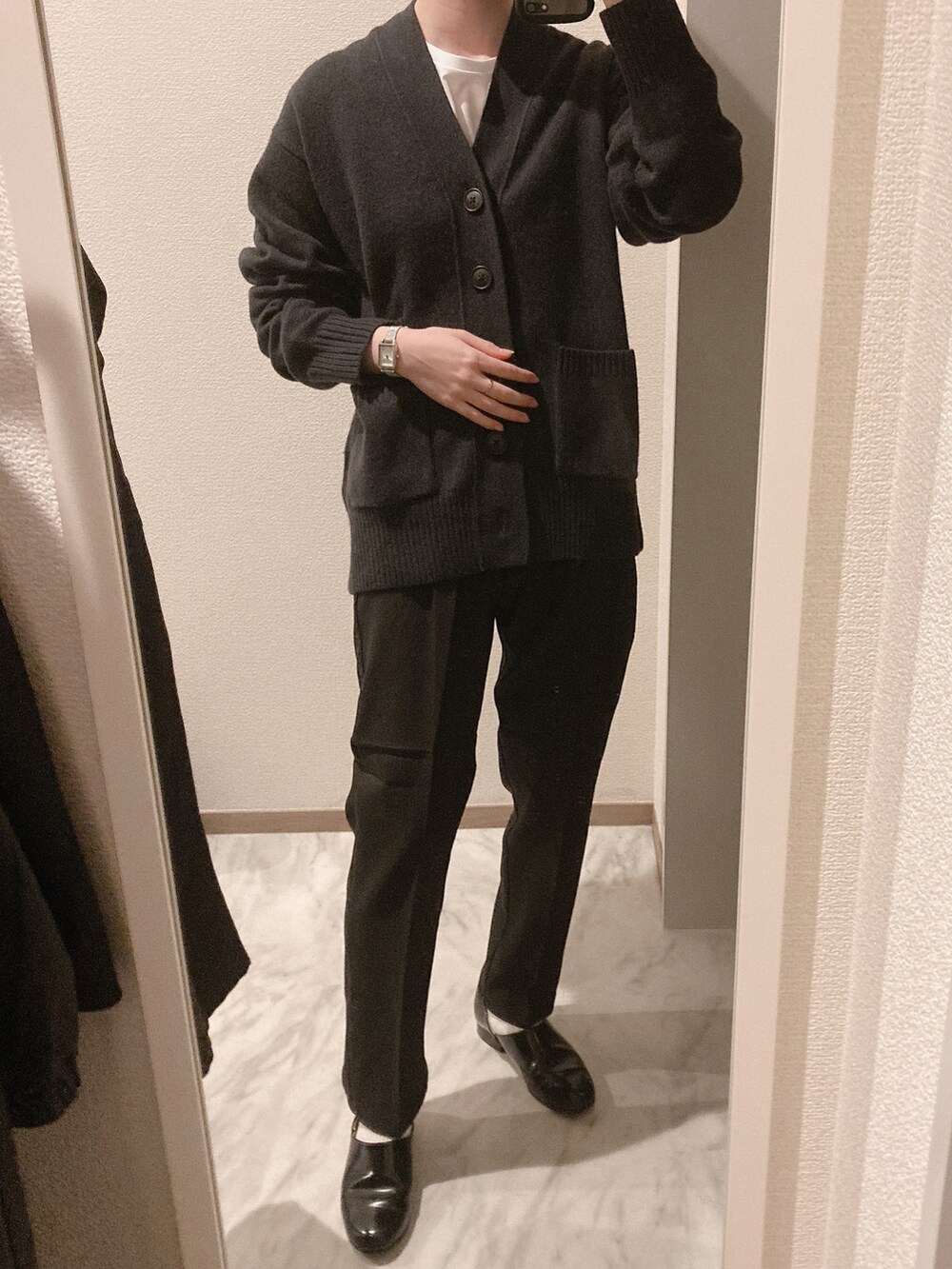 ブラック系のジャケット/アウター、ブラック系のカーディガン/ボレロ、ブラック系のスラックスを着用したレディースの秋コーディネートの2枚目の写真