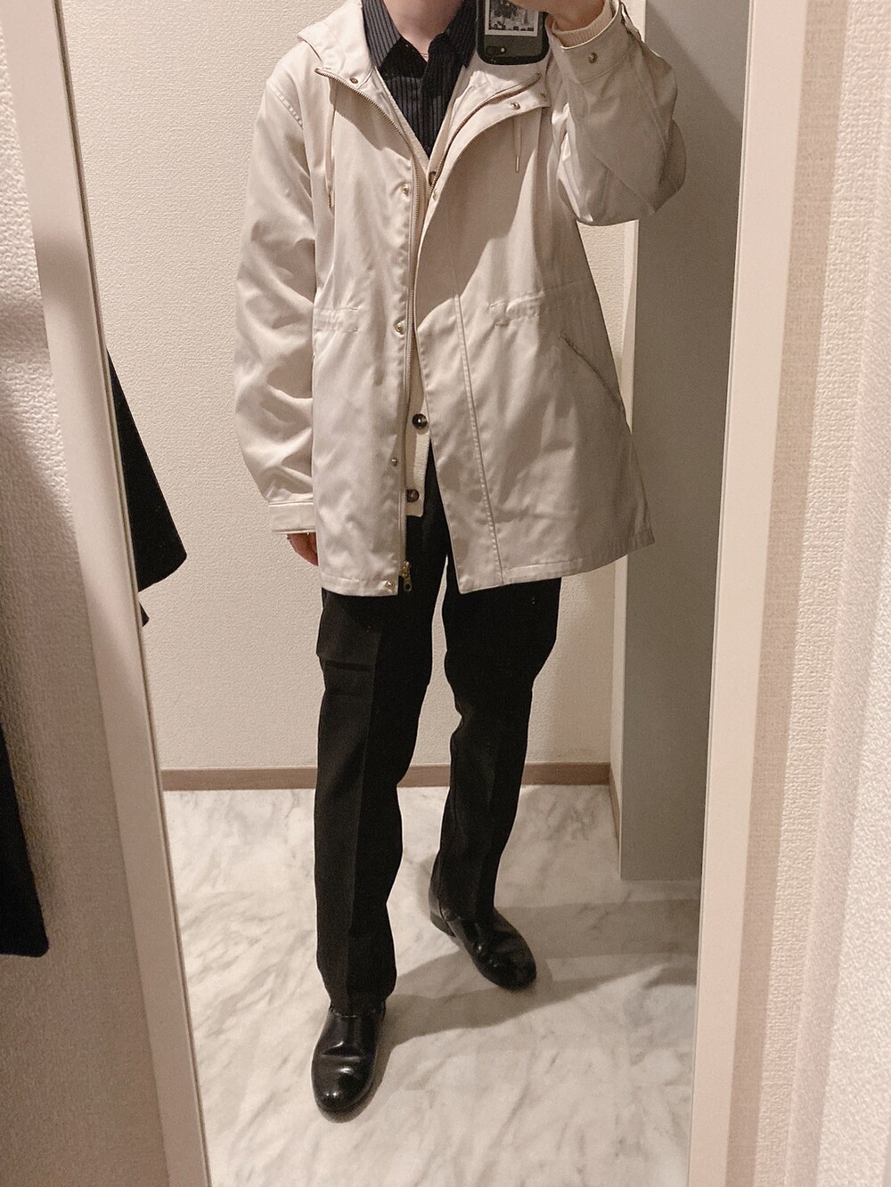 ホワイト系のカーディガン/ボレロ、ブラック系のスラックス、ブラック系のドレスシューズを着用したレディースの秋コーディネートの2枚目の写真