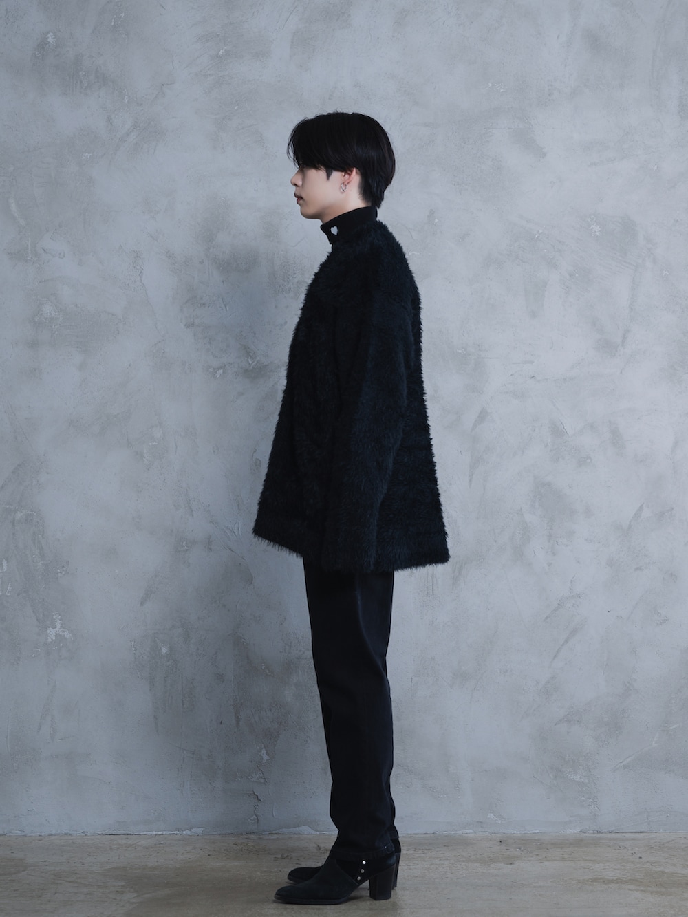 ブラック系のデニムパンツ、ブラック系のブーツ、ブラック系のニット/セーターを着用したメンズの秋コーディネートの2枚目の写真