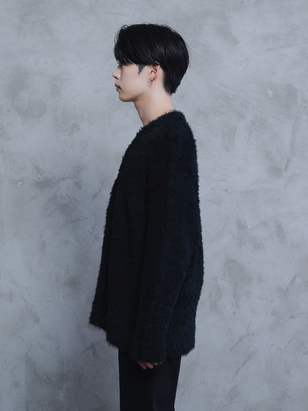 ホワイト系のタンクトップ、ブラック系のデニムパンツ、ブラック系のブーツを着用したメンズの秋コーディネートの3枚目の写真