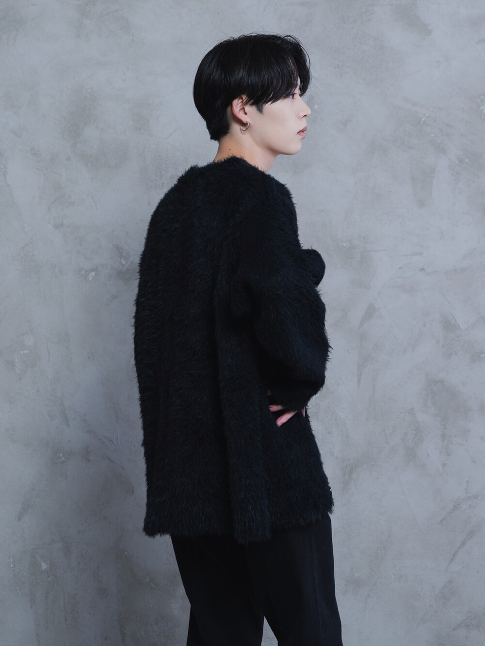 ホワイト系のタンクトップ、ブラック系のデニムパンツ、ブラック系のブーツを着用したメンズの秋コーディネートの5枚目の写真