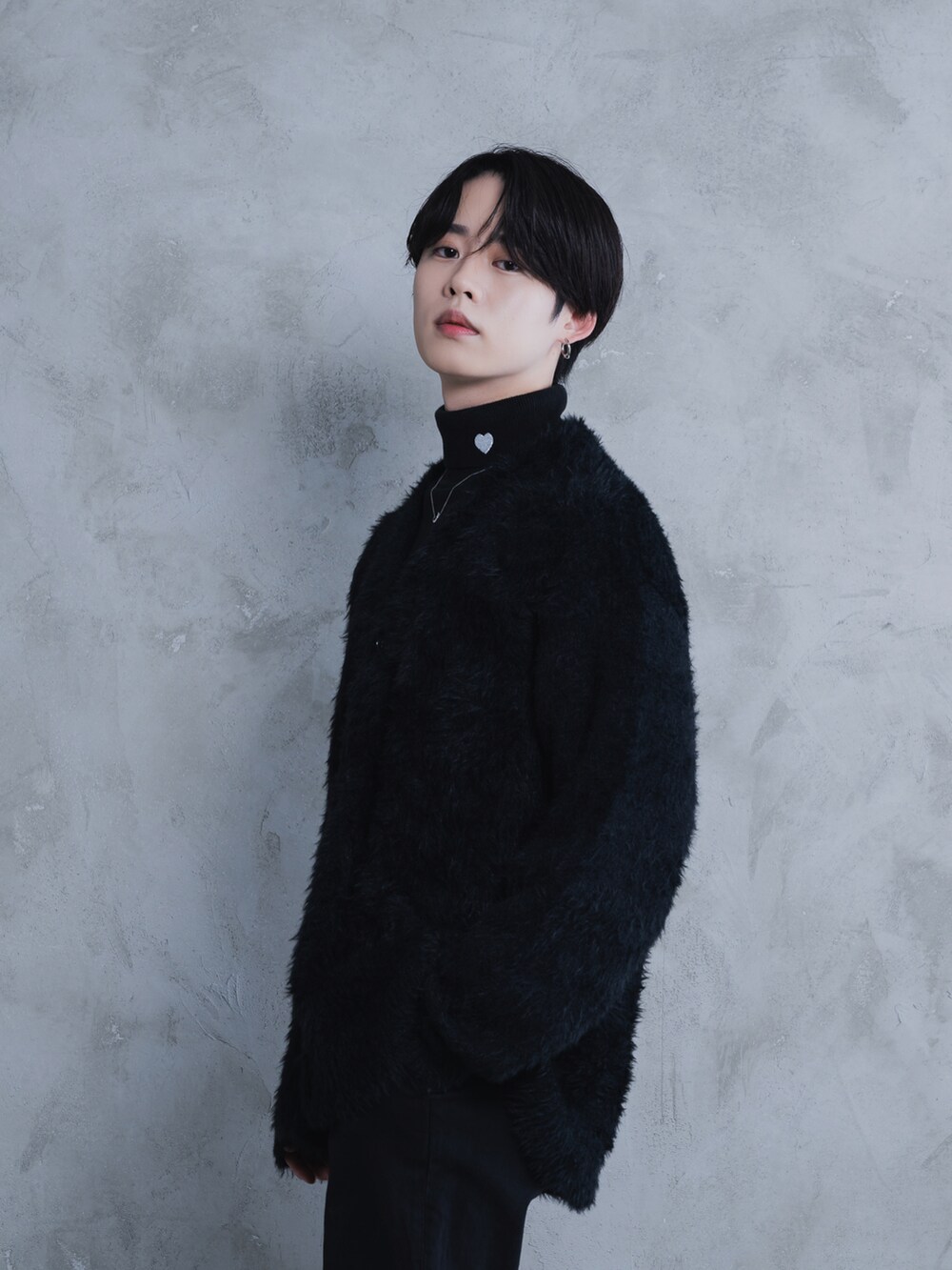 ブラック系のデニムパンツ、ブラック系のブーツ、ブラック系のニット/セーターを着用したメンズの秋コーディネートの5枚目の写真