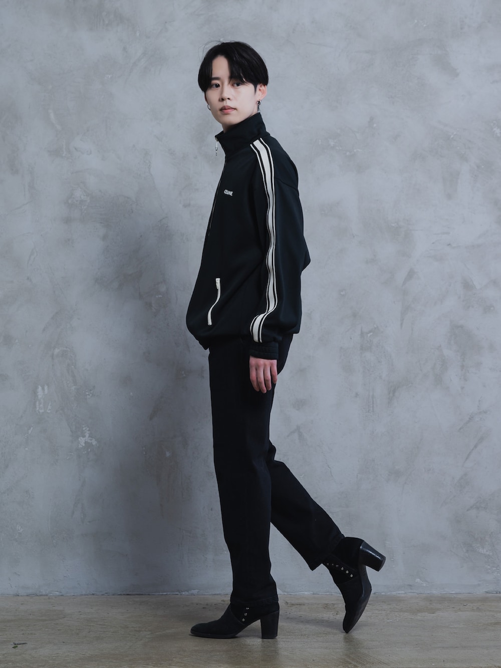 ブラック系のジャージ、ホワイト系のTシャツ/カットソー、ブラック系のブーツを着用したメンズの秋コーディネートの5枚目の写真