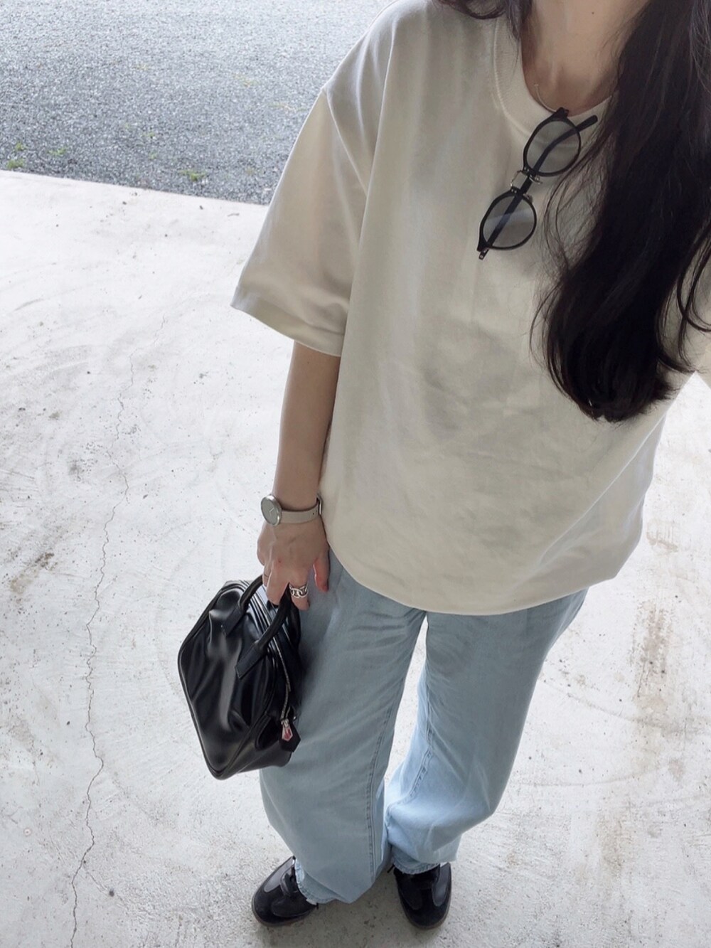 ブラック系のショルダーバッグ、ブラック系のサングラス、ベージュ系のデジタル腕時計を着用したレディースの夏コーディネートの3枚目の写真