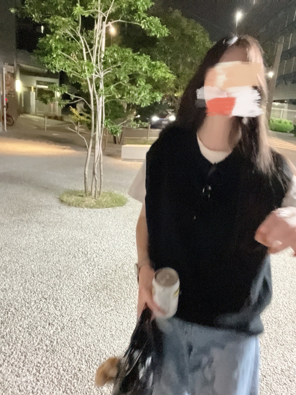 ブルー系のデニムパンツ、ホワイト系のスニーカー、ブラック系のニット/セーターを着用したレディースの秋コーディネートの4枚目の写真