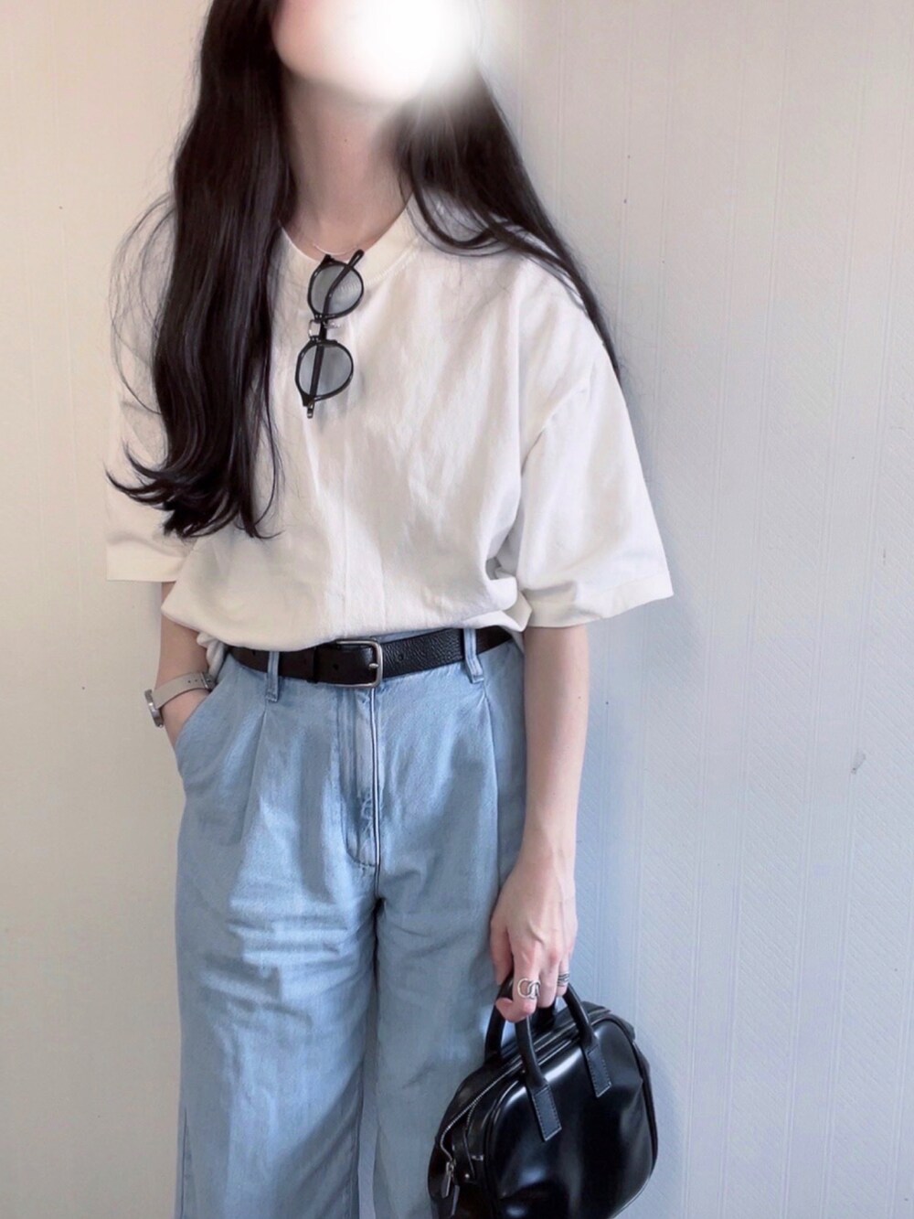 ブラック系のショルダーバッグ、ブラック系のサングラス、ベージュ系のデジタル腕時計を着用したレディースの夏コーディネートの2枚目の写真