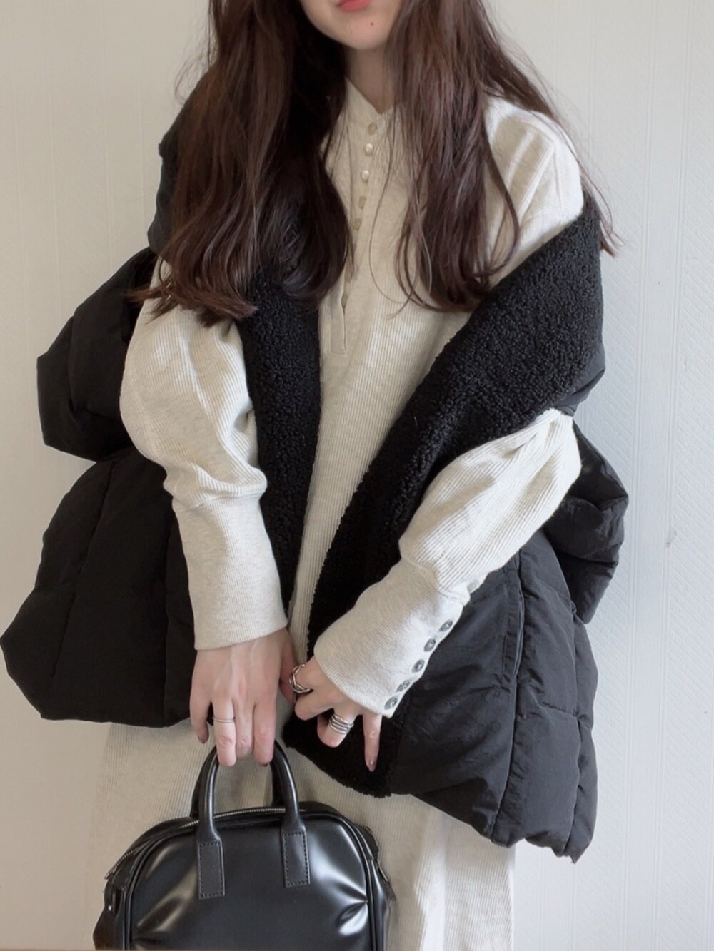 ブラック系のスニーカー、ブラック系のショルダーバッグ、シルバー系のリングを着用したレディースの秋コーディネートの2枚目の写真