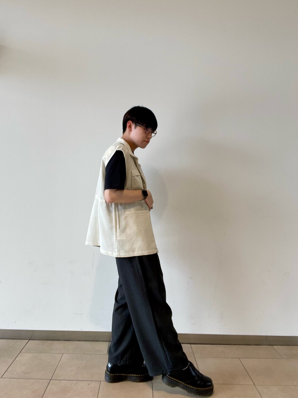 「SENSEOFPLACE、センスオブプレイス、ジレ、低身長コーデ、グラフィックＴ、お花、夏ファッション、メンズファッション、メガネ男子、キレイめ」｜「SENSE OF PLACE by URBAN RESEARCHの『ユニセックス』ポップアートフラワーグラフィックTシャツ C（Tシャツ/カットソー、ブラック系）」を使った、kengoさん（メンズ・169cm）の夏コーディネートの2枚目の写真