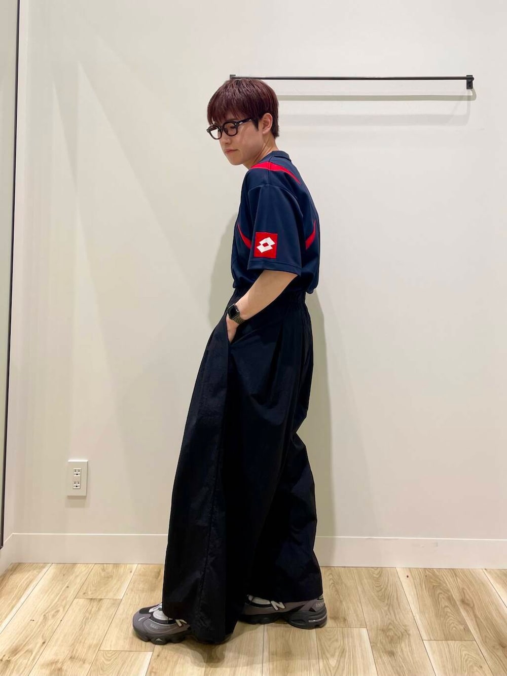 ブラック系のその他パンツ、グレー系のスニーカー、ブルー系のTシャツ/カットソーを着用したメンズの春コーディネートの2枚目の写真