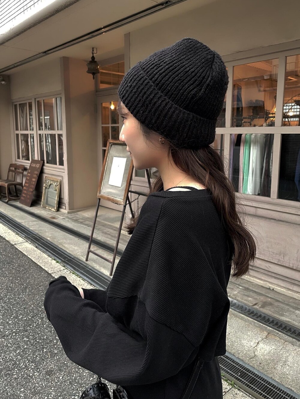 「休日コーデ、大人カジュアル、春コーデ、シンプルコーデ、オトナカワイイ、ブラック、アングリッド、Ungrid、靴下屋、靴下チラ見せ、ブラックコーデ、高身長女子、ゆるコーデ、デート、デートスタイル（WOMEN）」｜「CARVING TRIBESのMini Maestra.（ショルダーバッグ、ブラック系）」を使った、naruminowear14さん（レディース・163cm）の春コーディネートの2枚目の写真