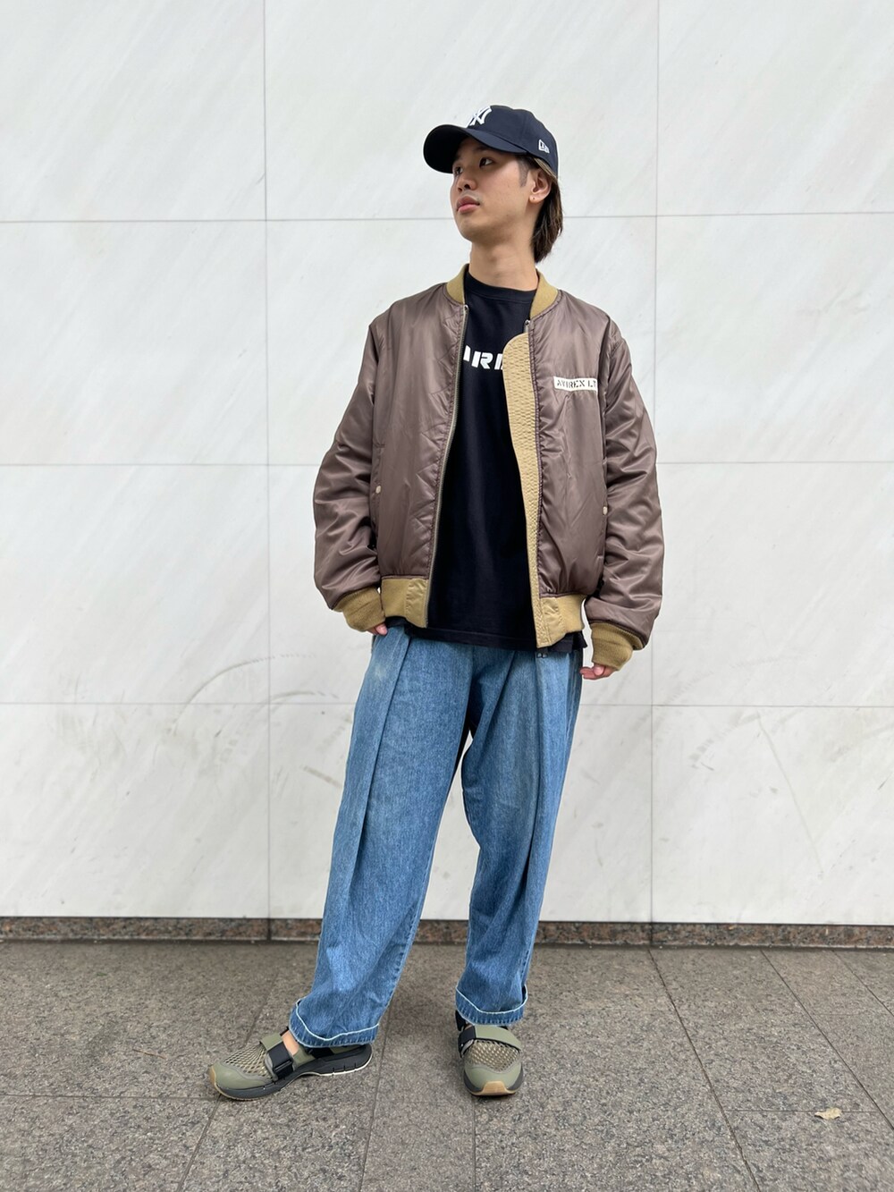 グリーン系のMA-1、ブルー系のキャップを着用したメンズの夏コーディネートの2枚目の写真