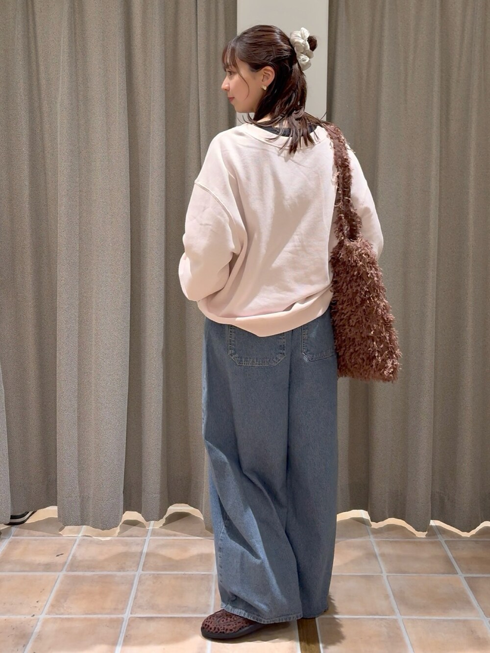 ピンク系のスウェット、ブラック系のTシャツ/カットソー、ブラウン系のスニーカーを着用したレディースの冬コーディネートの4枚目の写真
