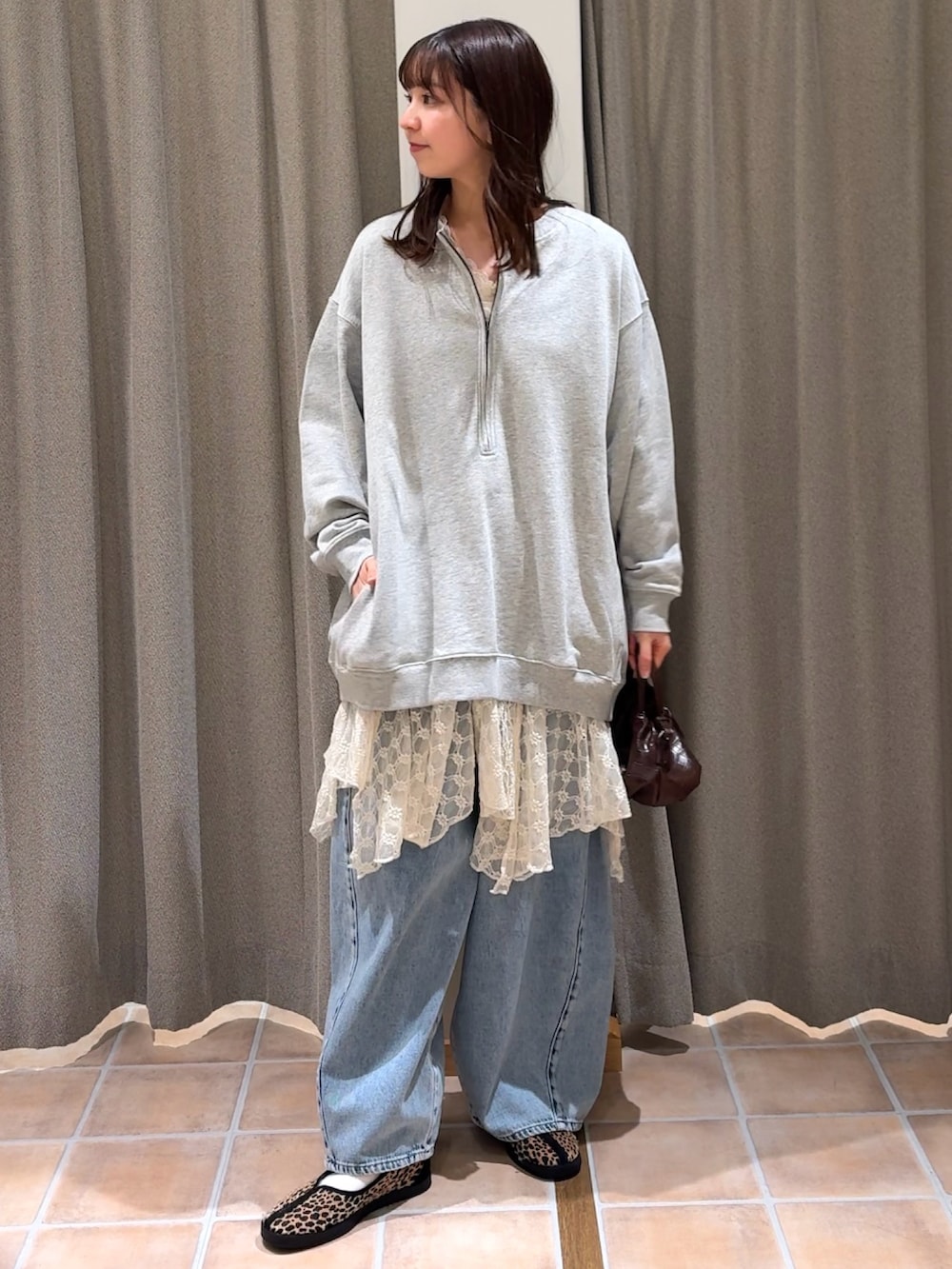 ブラウン系のショルダーバッグ、その他のスニーカー、グレー系のスウェットを着用したレディースの冬コーディネートの4枚目の写真