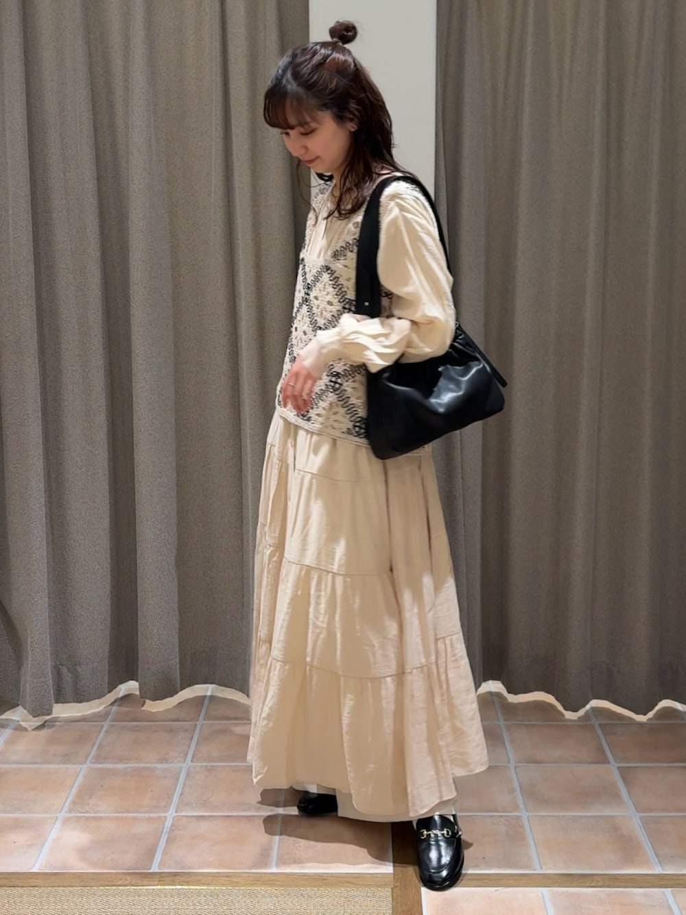 その他のベスト、ベージュ系のワンピース/ドレス、ブラック系のローファーを着用したレディースの冬コーディネートの3枚目の写真