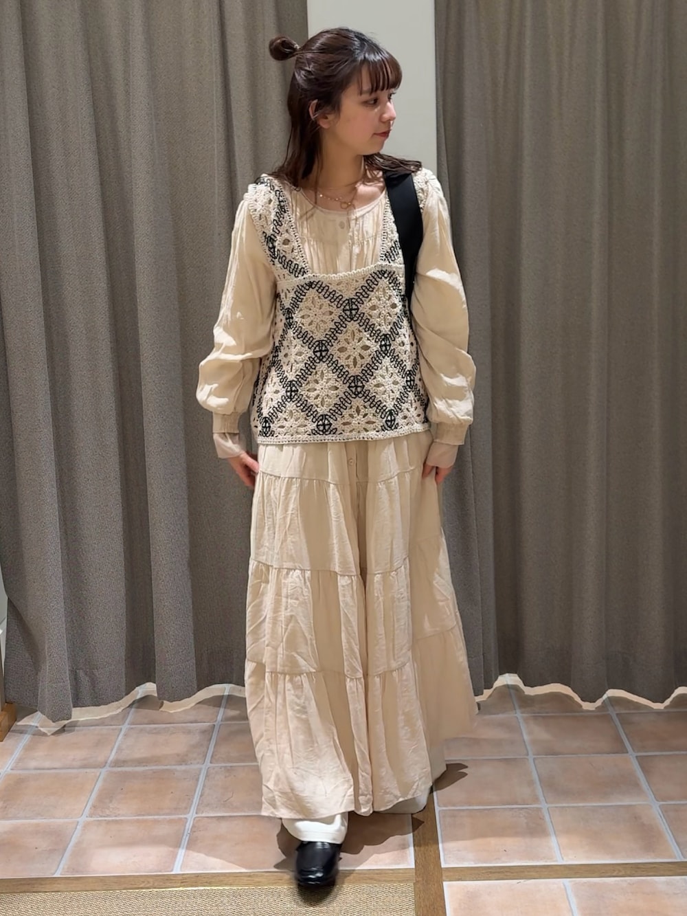 その他のベスト、ベージュ系のワンピース/ドレス、ブラック系のローファーを着用したレディースの冬コーディネートの2枚目の写真