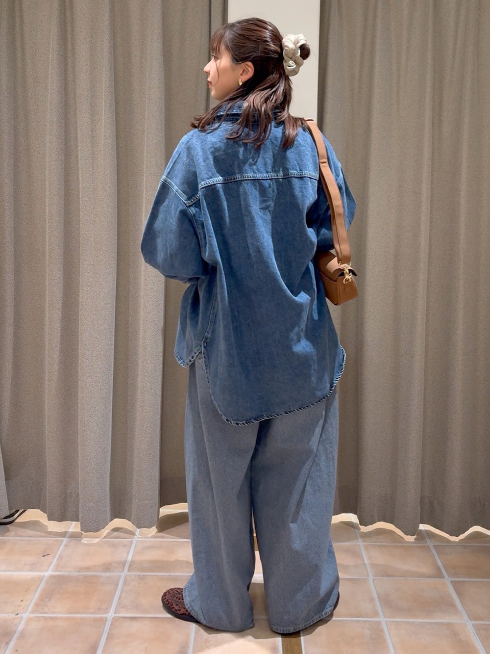 ブルー系のシャツ/ブラウス、その他のTシャツ/カットソー、ブルー系のデニムパンツを着用したレディースの冬コーディネートの3枚目の写真