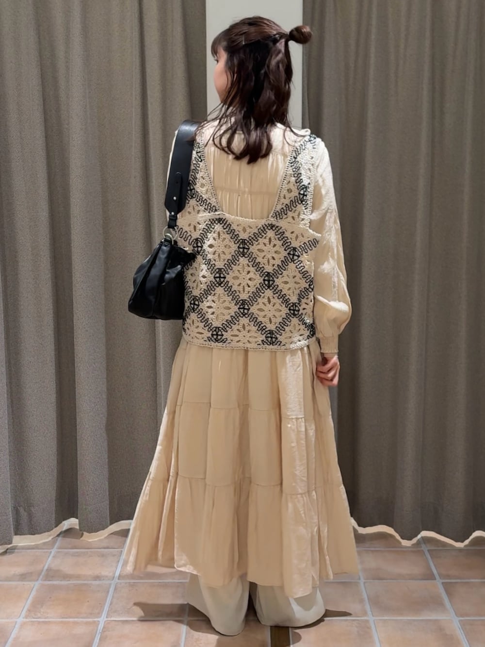 その他のベスト、ベージュ系のワンピース/ドレス、ブラック系のローファーを着用したレディースの冬コーディネートの4枚目の写真