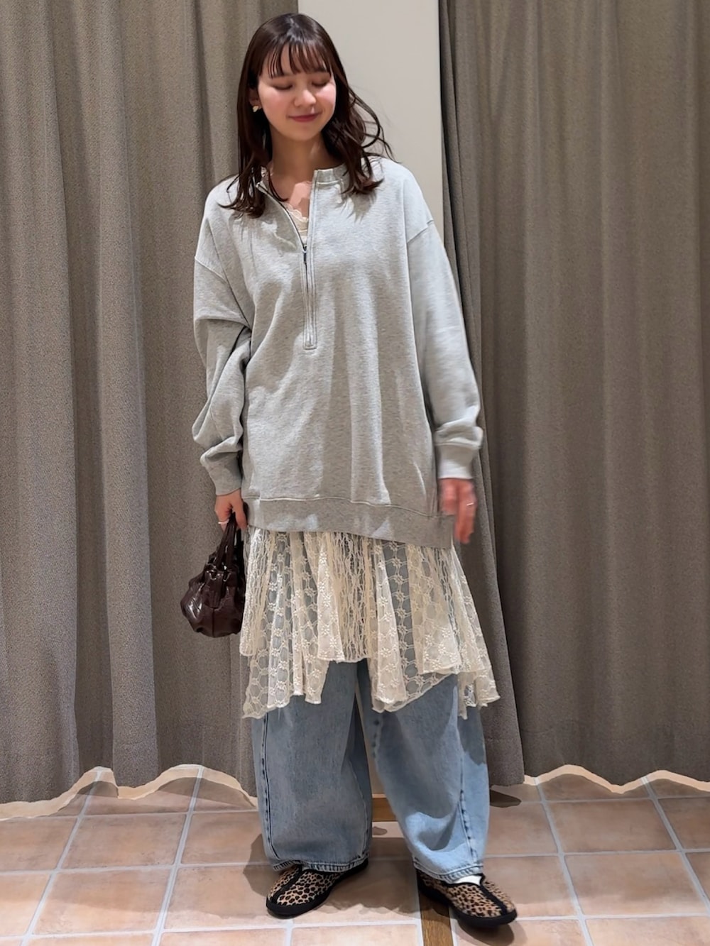 ブラウン系のショルダーバッグ、その他のスニーカー、グレー系のスウェットを着用したレディースの冬コーディネートの3枚目の写真