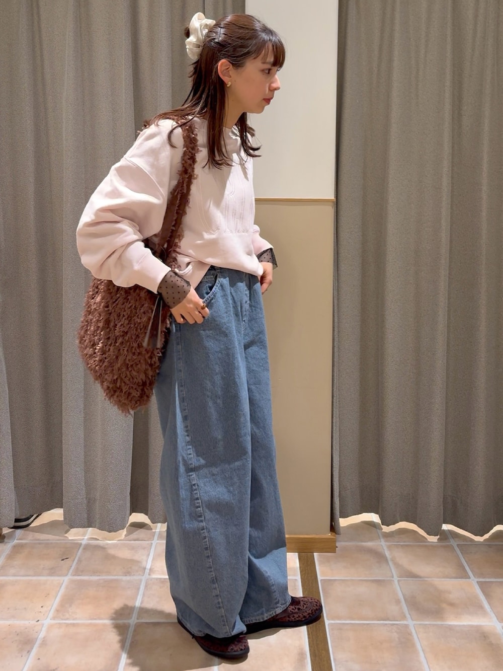 ピンク系のスウェット、ブラック系のTシャツ/カットソー、ブラウン系のスニーカーを着用したレディースの冬コーディネートの3枚目の写真