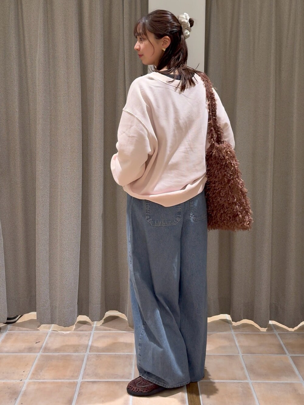 ピンク系のスウェット、ブラック系のTシャツ/カットソー、ブラウン系のスニーカーを着用したレディースの冬コーディネートの2枚目の写真