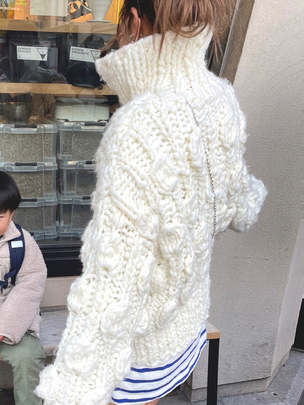 ホワイト系のトップス、ベージュ系のその他パンツ、ベージュ系のカーディガン/ボレロを着用したレディースの冬コーディネートの4枚目の写真