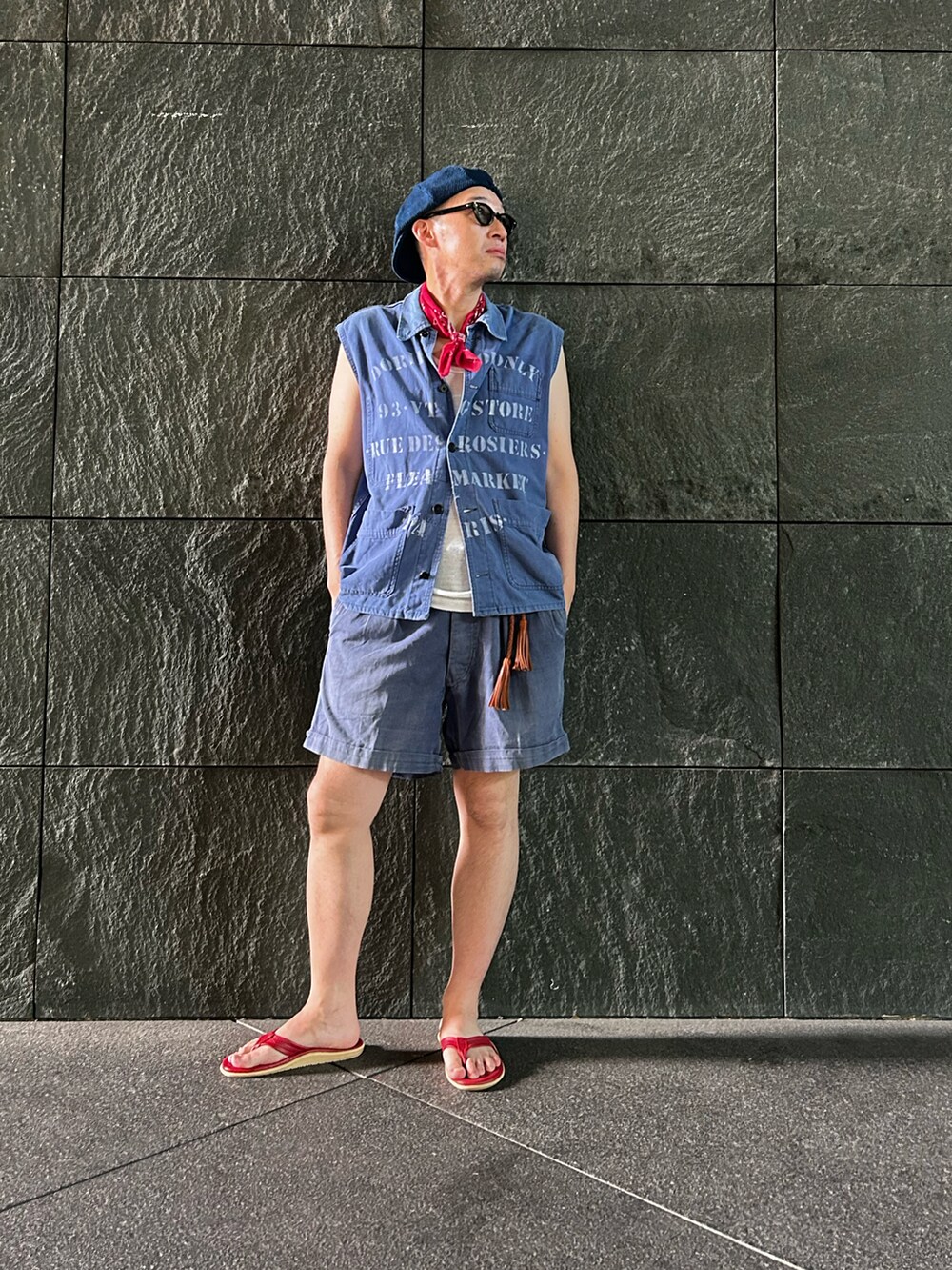 ブルー系のカバーオール、ブルー系のその他パンツ、レッド系のサンダルを着用したメンズの夏コーディネートの2枚目の写真