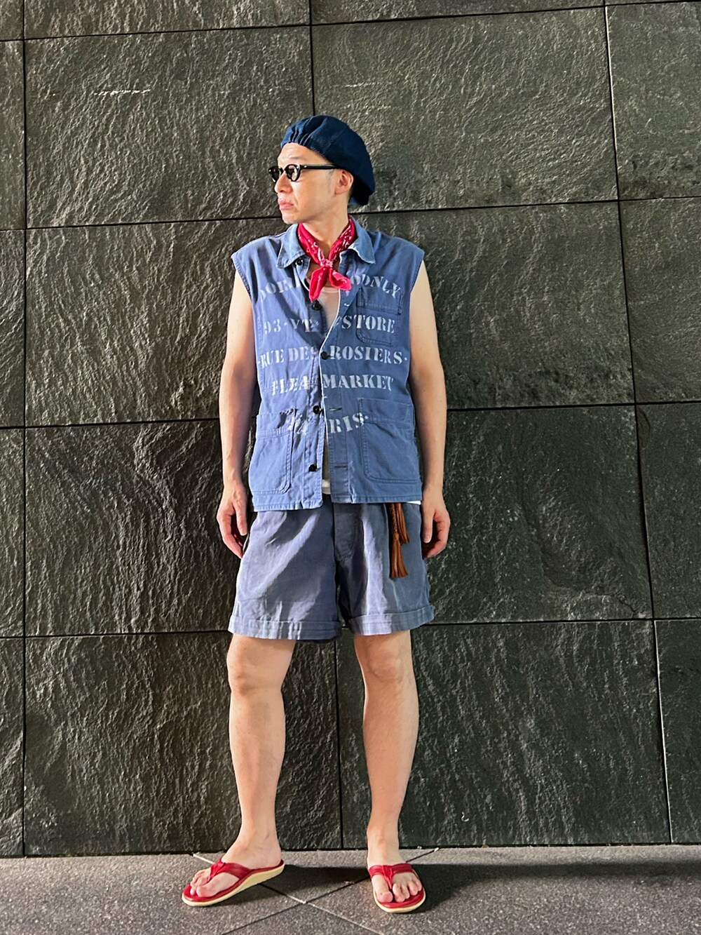 ブルー系のカバーオール、ブルー系のその他パンツ、レッド系のサンダルを着用したメンズの夏コーディネートの3枚目の写真