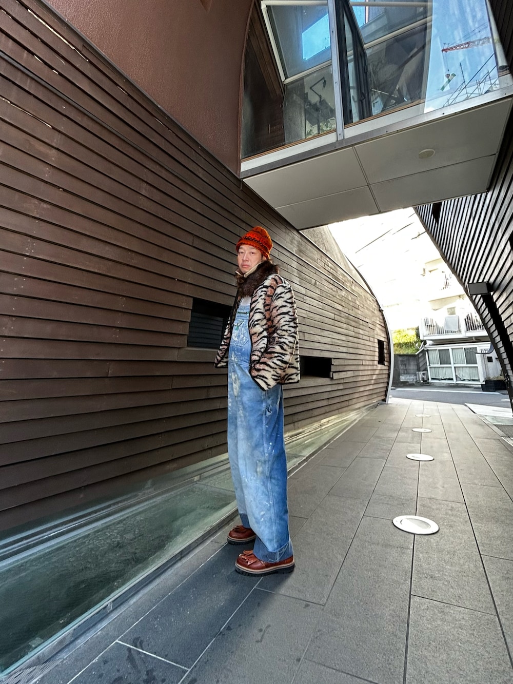 ブルー系のつなぎ/オールインワン、その他のその他アウターを着用したメンズの冬コーディネートの3枚目の写真