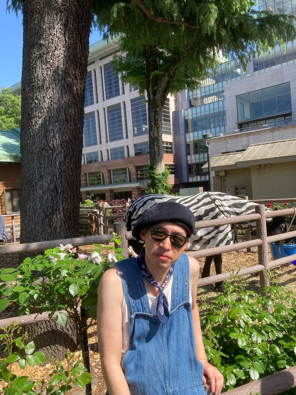 「おしゃれさんと繋がりたい、シンプルコーデ、メンズコーデ、初夏コーデ、ＧＷ、デニム、ブルー、革靴、サングラス、夏、夏コーデ、オトナカジュアル、リラックススタイル」｜「UNUSEDのアイテム（サロペット/オーバーオール、ブルー系）」を使った、ひろまるさん（メンズ・170cm）の春コーディネートの5枚目の写真
