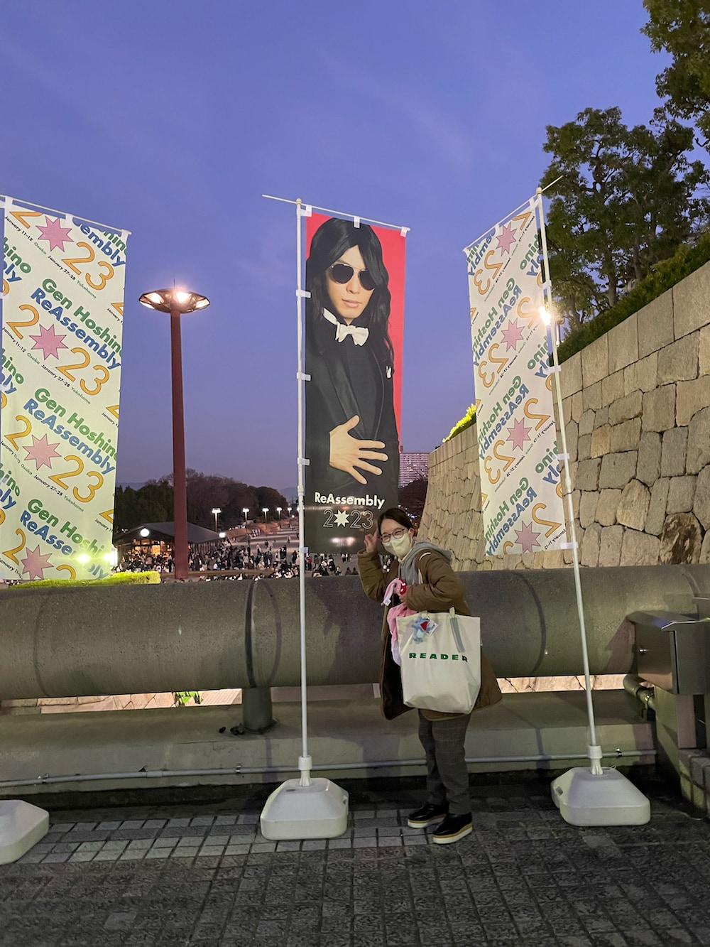 ベージュ系のノーカラーコート、グレー系のパーカー、その他のパンツを着用したレディースの冬コーディネートの3枚目の写真