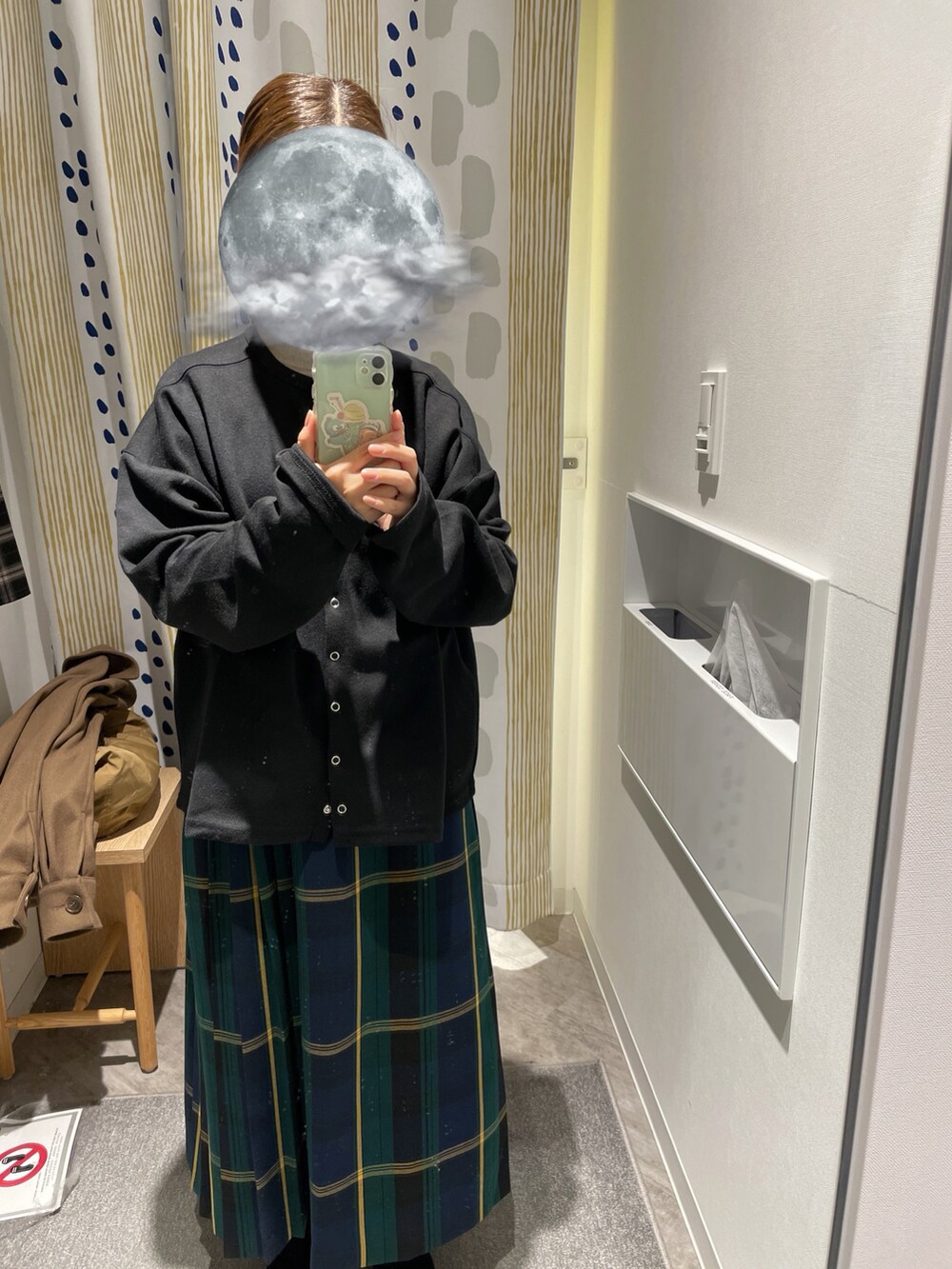 グリーン系のショルダーバッグ、ブラック系のブーツ、ブラウン系のステンカラーコートを着用したレディースの冬コーディネートの2枚目の写真