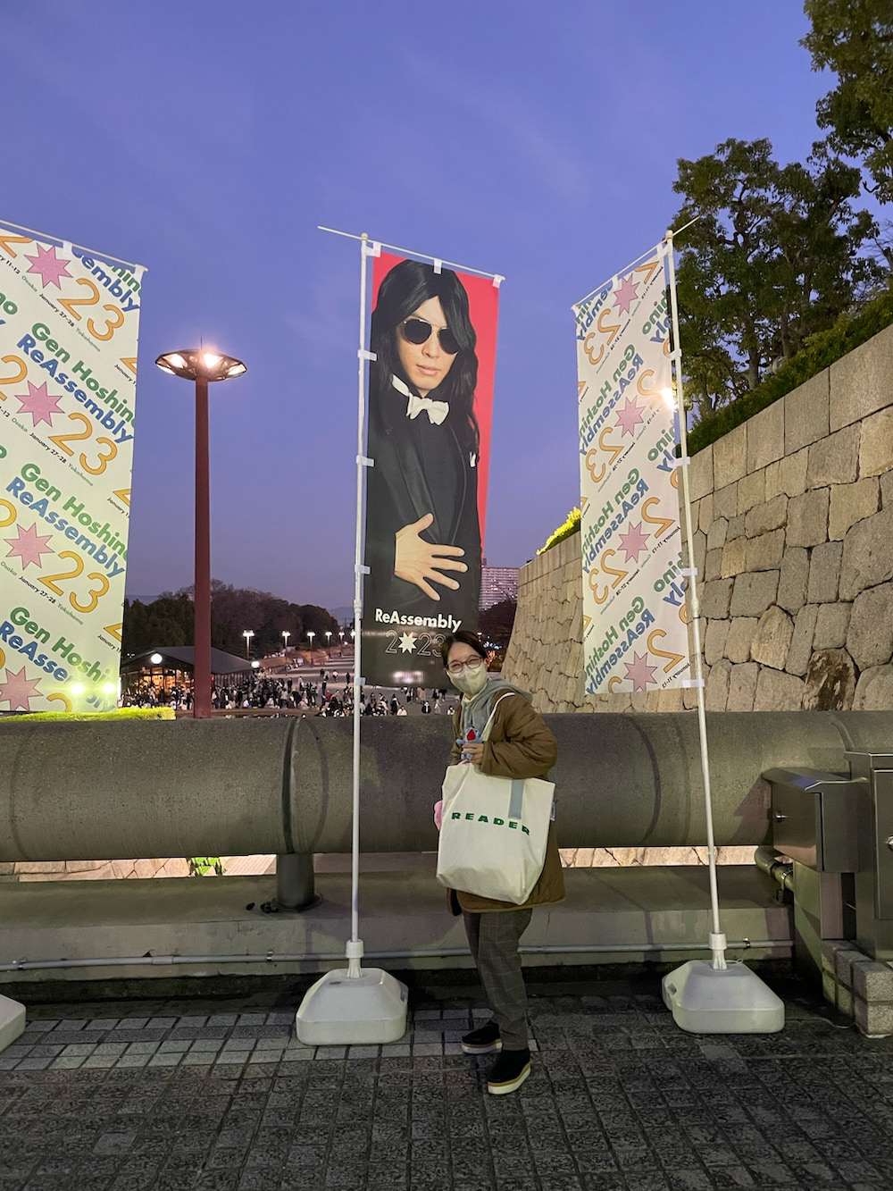 ベージュ系のノーカラーコート、グレー系のパーカー、その他のパンツを着用したレディースの冬コーディネートの2枚目の写真