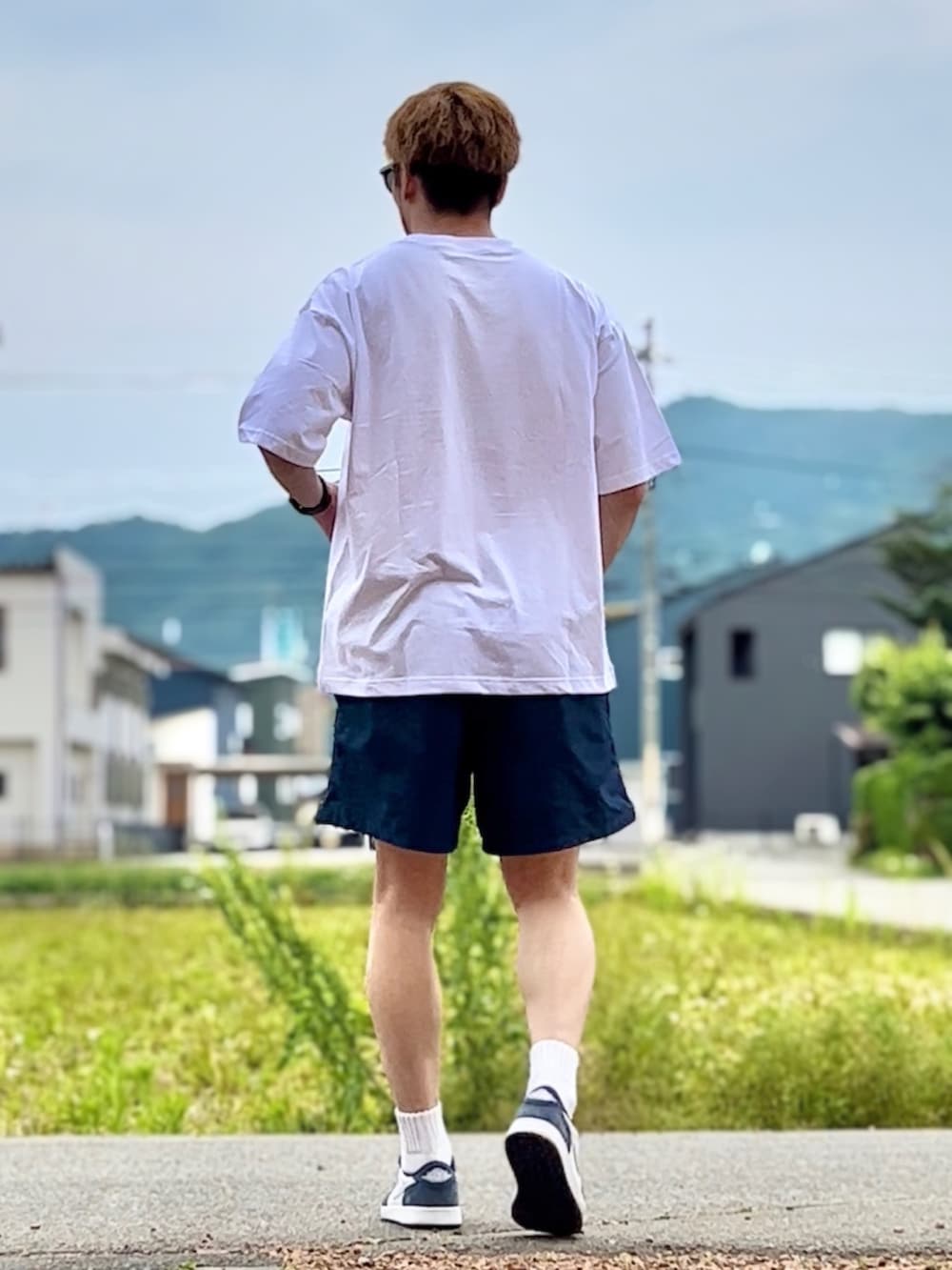 「Tシャツ、converse、ハーフパンツ、ショーツ、THE NORTH FACE、スニーカー、jordan1、サングラス、夏コーデ、カジュアルコーデ、シンプルコーデ」｜「CONVERSEのCONVERSE/コンバース ビッグシルエット カラフル オールスター スニーカー ロゴ 刺繍 Tシャツ/リンガーT（Tシャツ/カットソー、ホワイト系）」を使った、N i s s yさん（メンズ・172cm）の夏コーディネートの2枚目の写真
