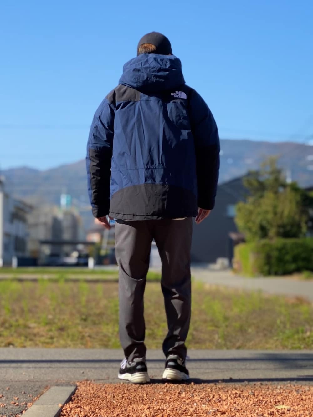 ホワイト系のシャツ/ブラウス、ブルー系のダウンジャケット/コート、グレー系のその他パンツを着用したメンズの秋コーディネートの3枚目の写真