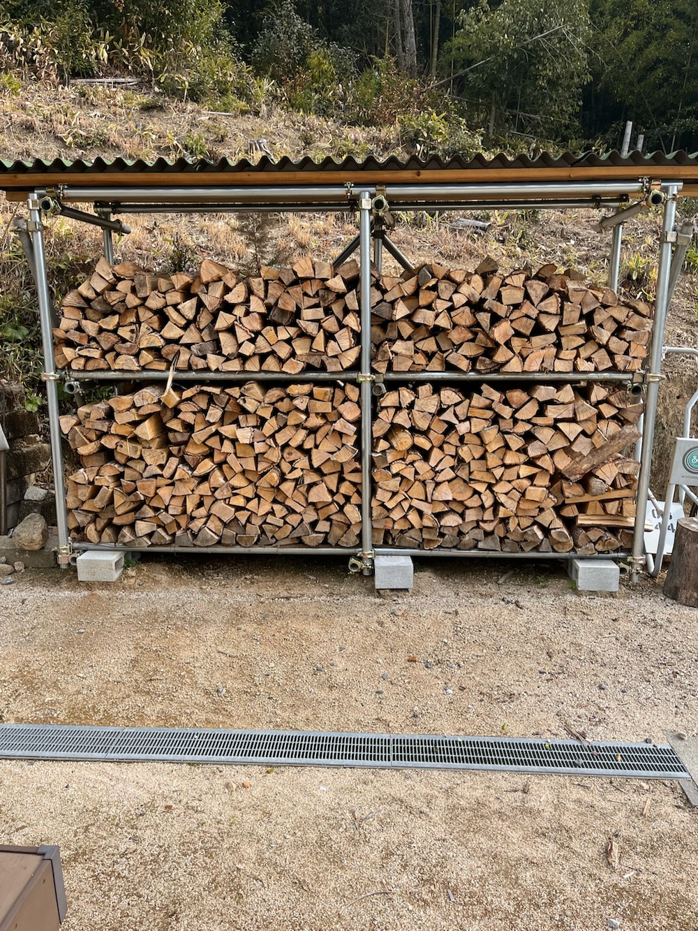 ホワイト系のニット/セーター、ブルー系のつなぎ/オールインワン、ブラウン系のブーツを着用したメンズの冬コーディネートの2枚目の写真