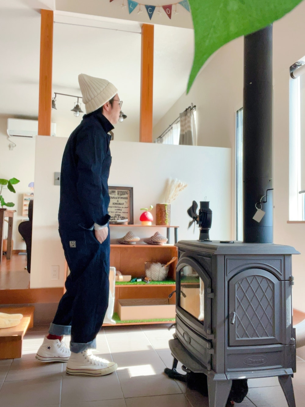 ブルー系のつなぎ/オールインワン、ホワイト系のTシャツ/カットソー、ホワイト系のスニーカーを着用したメンズの冬コーディネートの2枚目の写真