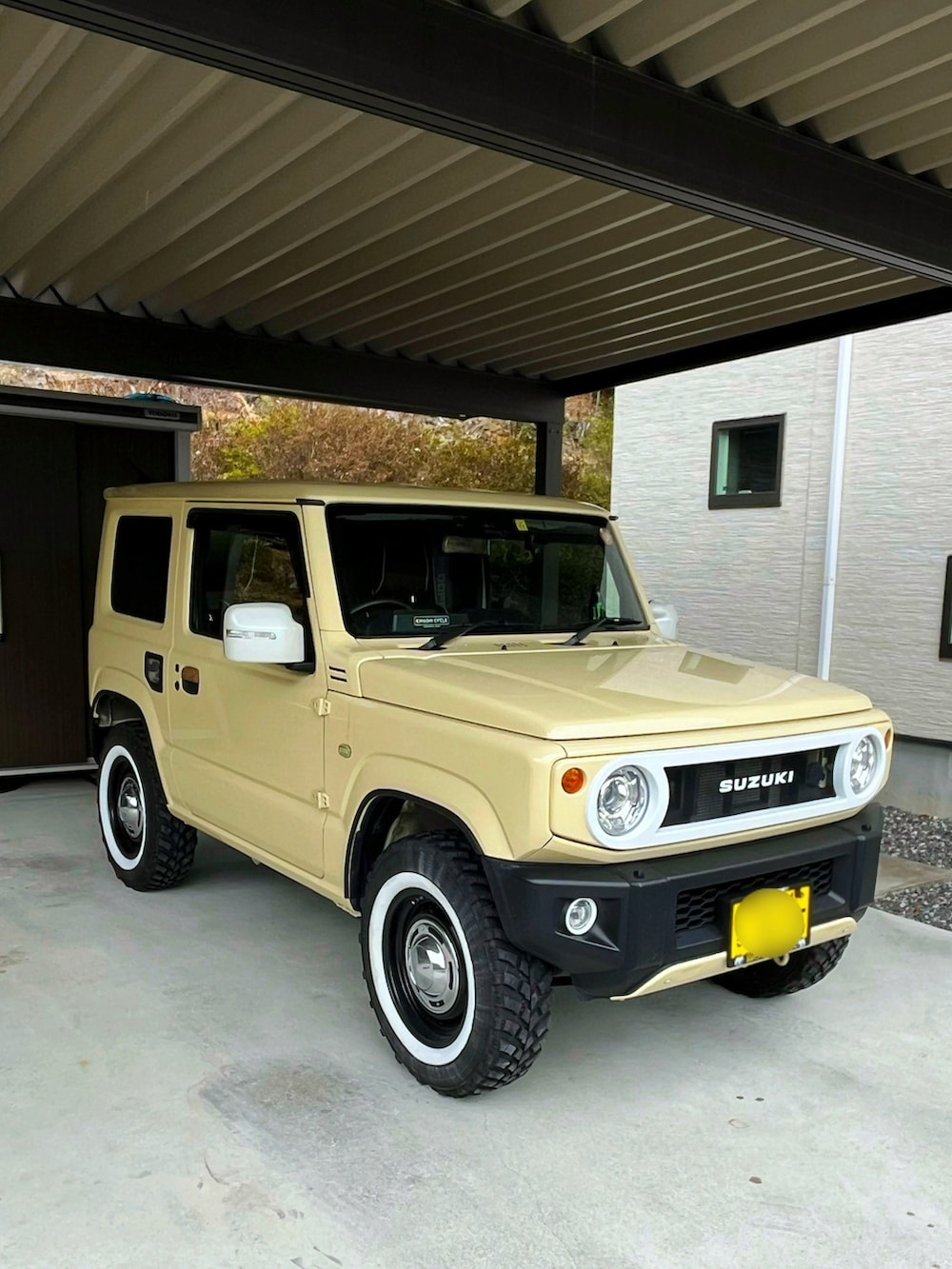 レッド系のニット/セーター、ホワイト系のTシャツ/カットソー、その他のサロペット/オーバーオールを着用したメンズの春コーディネートの2枚目の写真