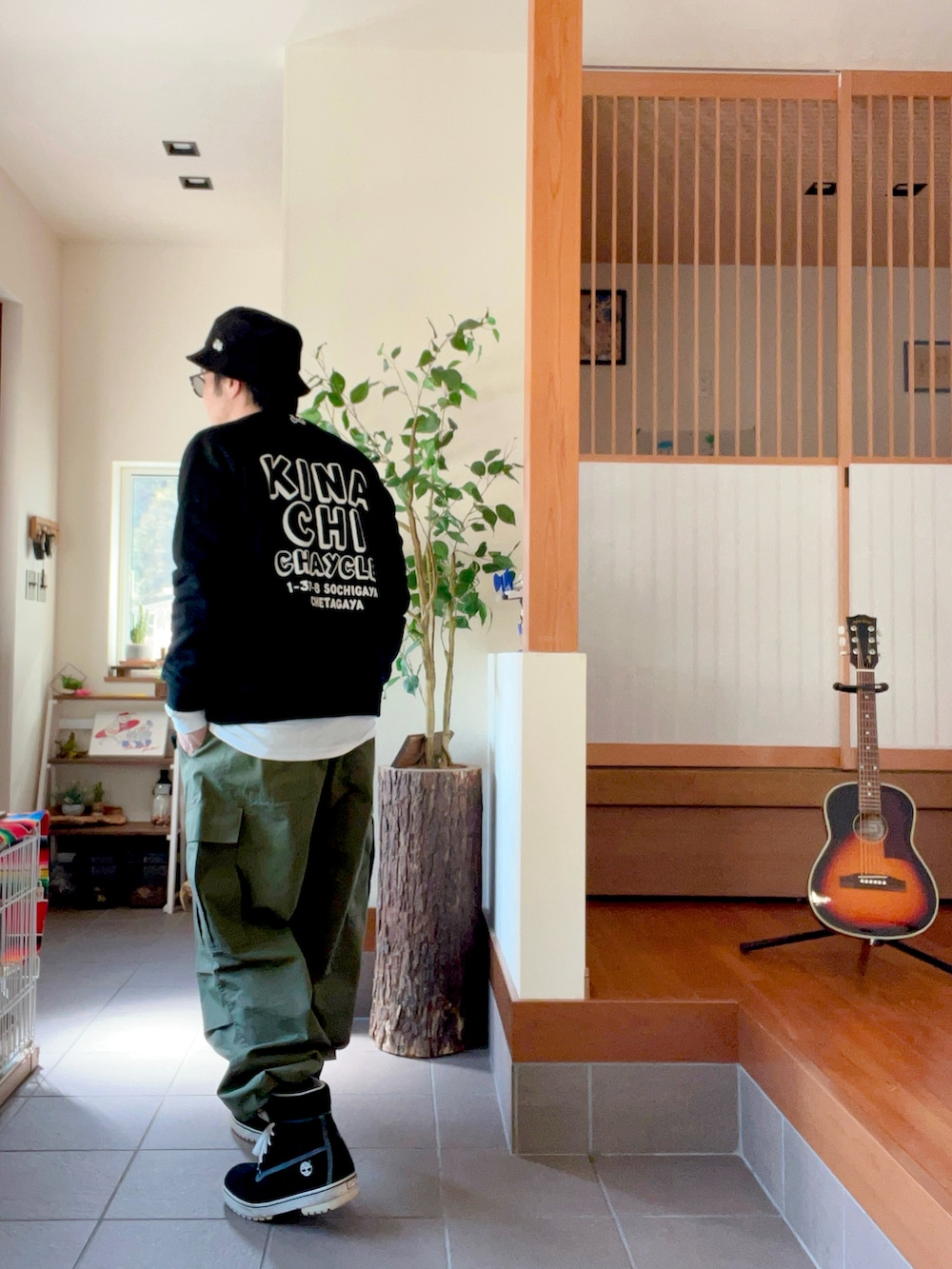 ホワイト系のTシャツ/カットソー、ブラック系のスウェット、グリーン系のカーゴパンツを着用したメンズの春コーディネートの2枚目の写真