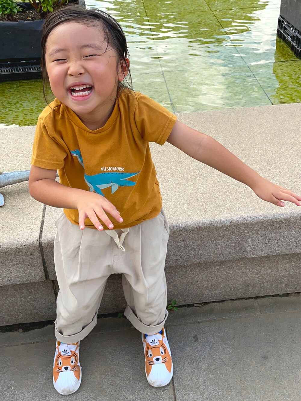 「恐竜コーデ、パンツスタイル、4歳、カジュアルコーデ」｜「Samansa Mos2のアイテム（Tシャツ/カットソー、イエロー系）」を使った、Kadoakiさん（キッズ・100cm）の秋コーディネートの2枚目の写真
