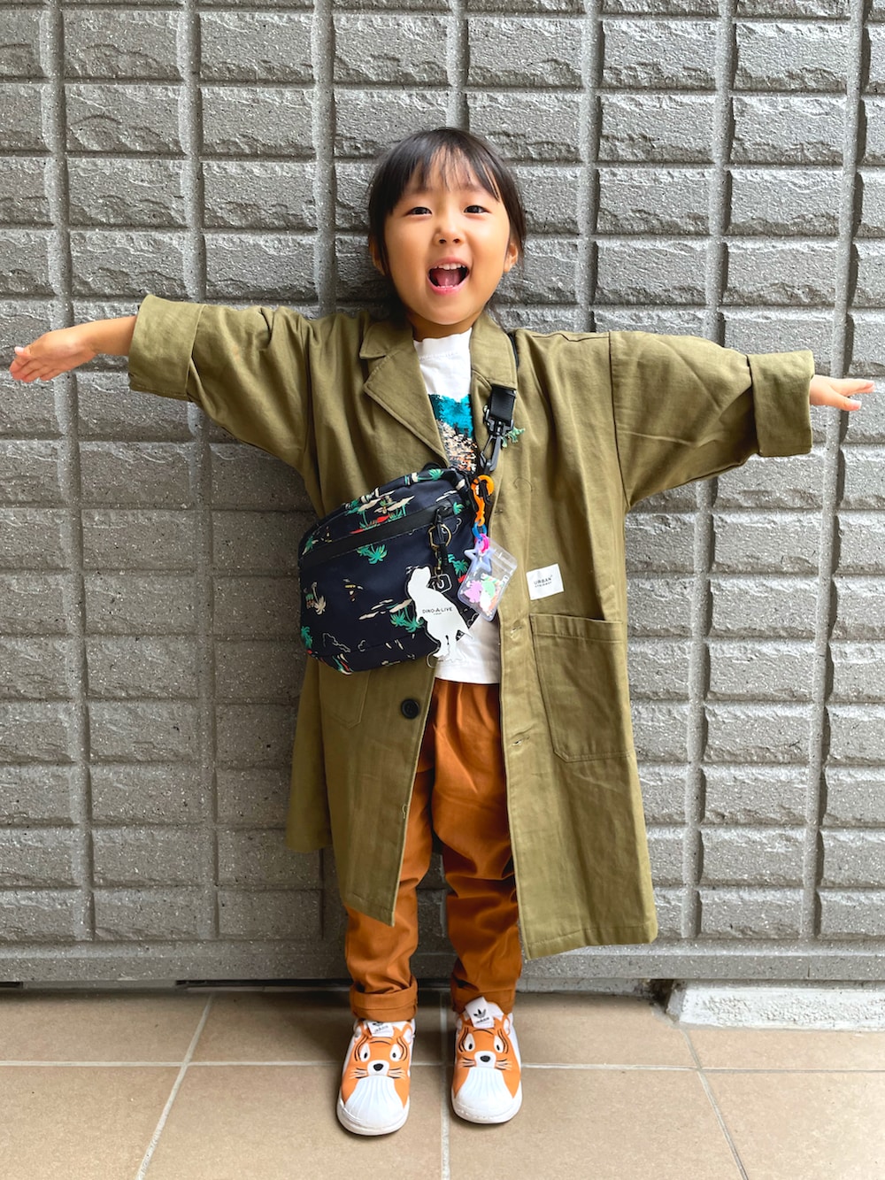 「秋ルック紹介するよ、秋服コーデ、4歳、パンツスタイル、ベレー帽、デビロック、アディダス、アディダス(adidas)、虎、恐竜コーデ、恐竜」｜「ORIENTのアイテム（ハンチング/ベレー帽、ブルー系）」を使った、Kadoakiさん（キッズ・100cm）の秋コーディネートの4枚目の写真