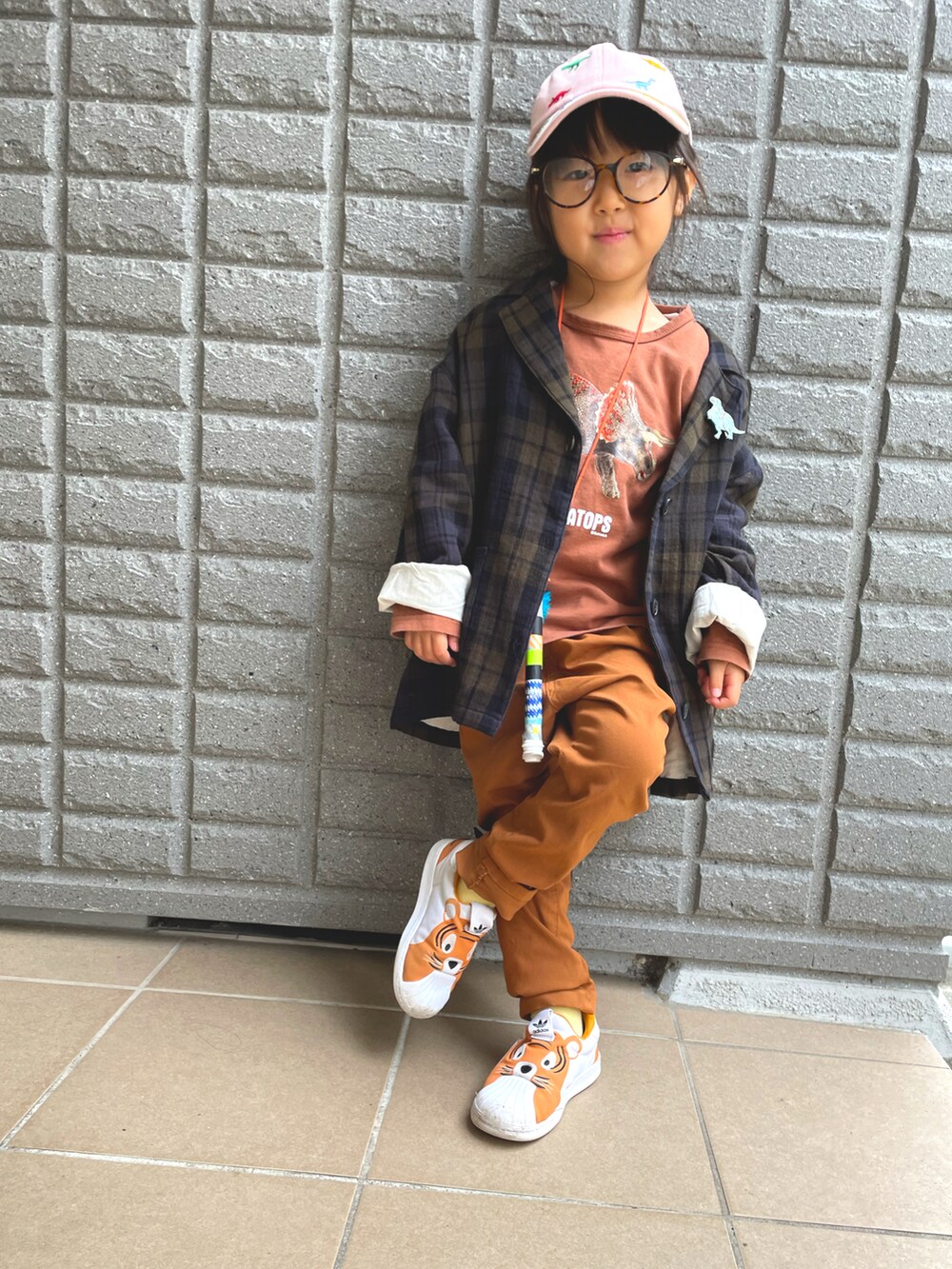 「休日スタイル、ジャケット、4歳、恐竜コーデ、秋ルック紹介するよ、秋コーデ、韓国ファッション、ベレー帽、ベレー帽×メガネ、キッズコーデ」｜「韓国ファッション #Kのアイテム（ハンチング/ベレー帽、ベージュ系）」を使った、Kadoakiさん（キッズ・100cm）の秋コーディネートの3枚目の写真