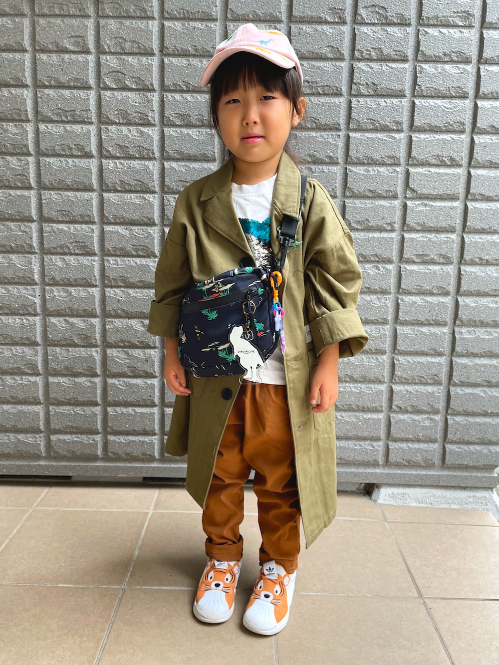 「秋ルック紹介するよ、秋服コーデ、4歳、パンツスタイル、ベレー帽、デビロック、アディダス、アディダス(adidas)、虎、恐竜コーデ、恐竜」｜「ORIENTのアイテム（ハンチング/ベレー帽、ブルー系）」を使った、Kadoakiさん（キッズ・100cm）の秋コーディネートの2枚目の写真