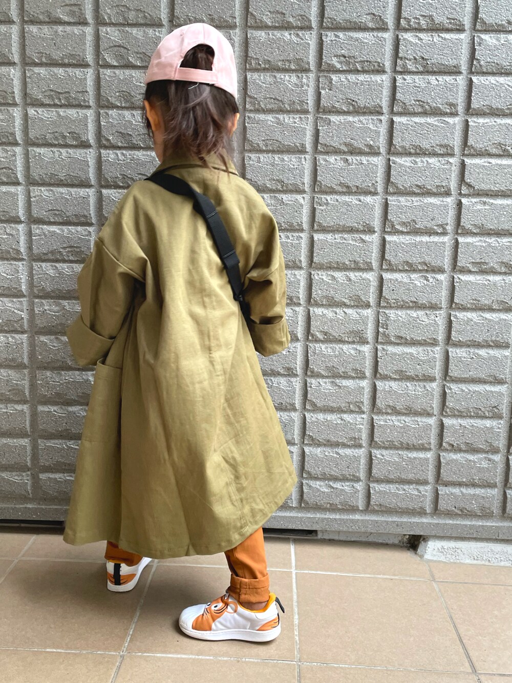 「秋ルック紹介するよ、秋服コーデ、4歳、パンツスタイル、ベレー帽、デビロック、アディダス、アディダス(adidas)、虎、恐竜コーデ、恐竜」｜「ORIENTのアイテム（ハンチング/ベレー帽、ブルー系）」を使った、Kadoakiさん（キッズ・100cm）の秋コーディネートの3枚目の写真