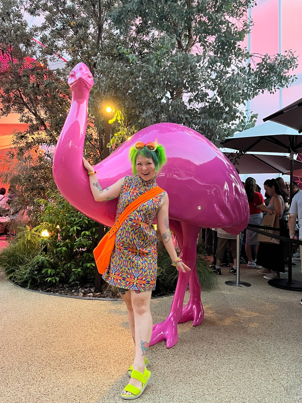 イエロー系のスニーカーを着用したレディースの秋コーディネートの3枚目の写真