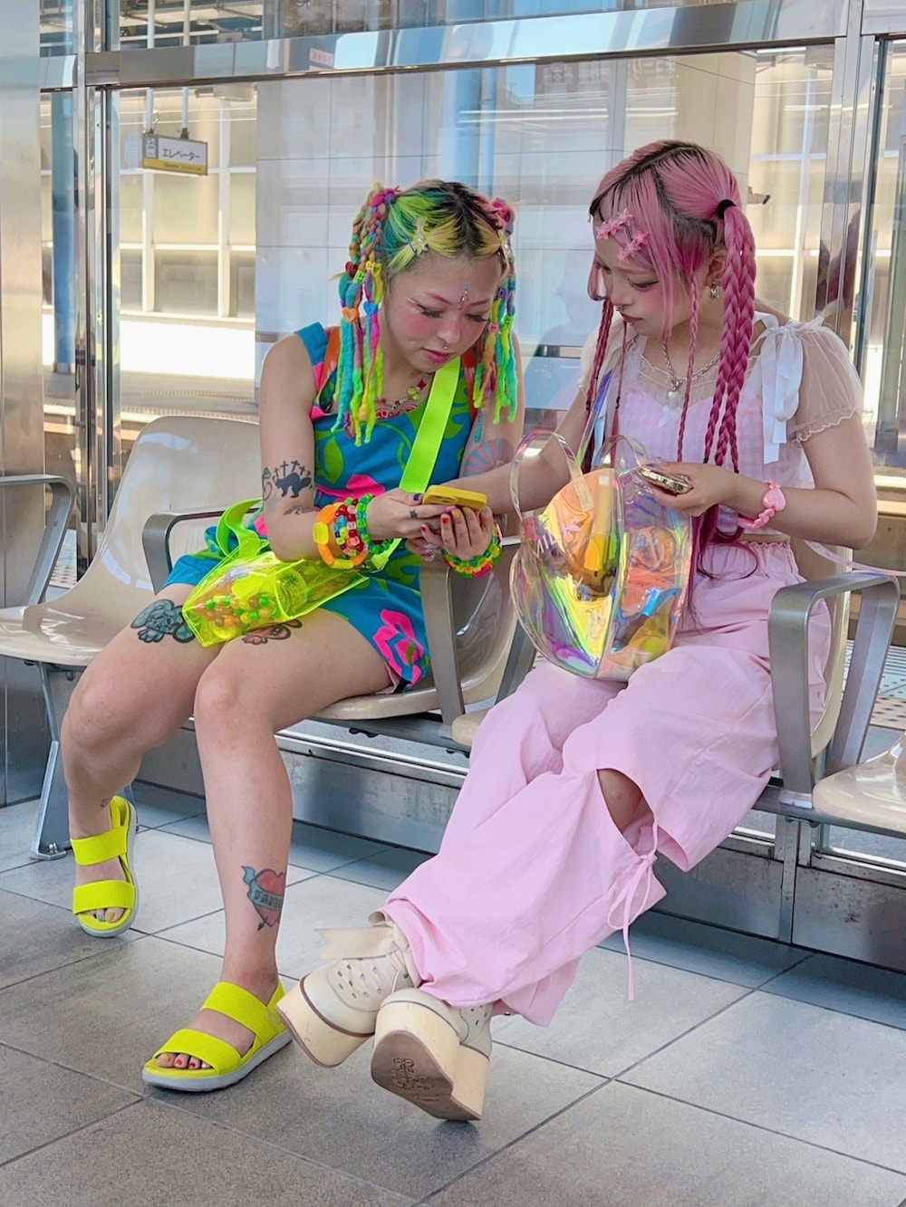 イエロー系のショルダーバッグを着用したレディースの夏コーディネートの2枚目の写真