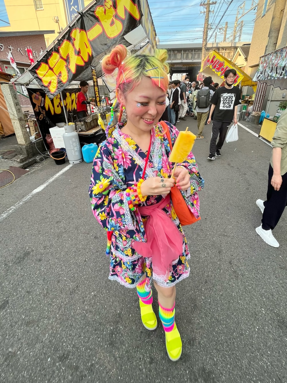 「浴衣、浴衣女子、浴衣キッズ、レッグウォーマー、祭り、夏祭り、夏祭りコーデ、祭りコーデ、ヘアアレンジ、派手、派手髪、カラフル、シノラー、90年代」｜「ヨシダチャンネルのアイテム（ピアス（片耳用）、イエロー系）」を使った、しおちゃんさん（レディース・155cm）の夏コーディネートの2枚目の写真