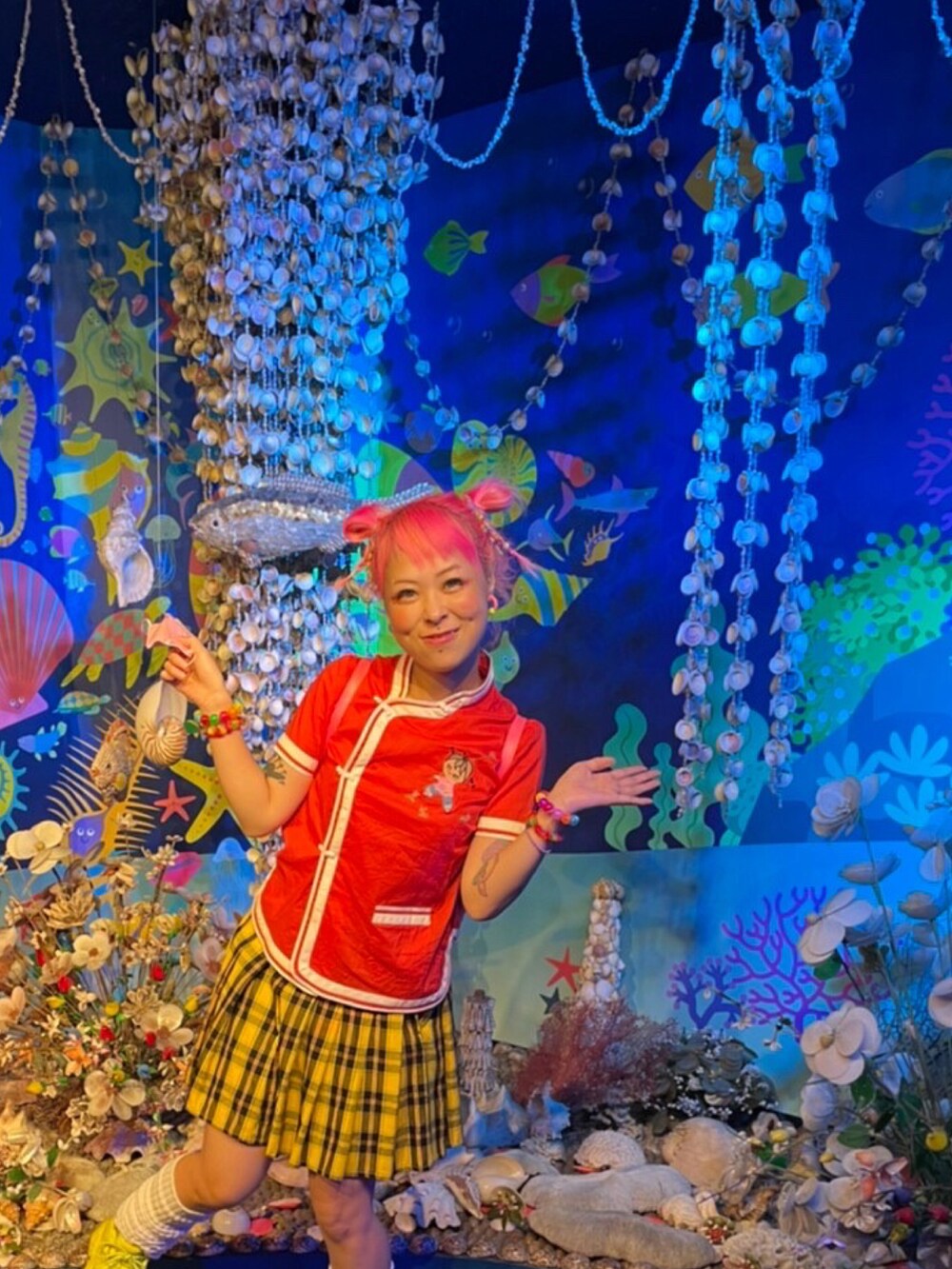 レッド系のヘアピンを着用したレディースの夏コーディネートの2枚目の写真