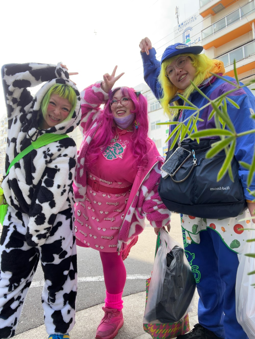 ブルー系のスニーカーを着用したレディースの春コーディネートの2枚目の写真