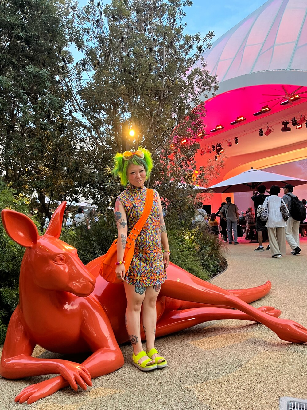 イエロー系のスニーカーを着用したレディースの秋コーディネートの2枚目の写真