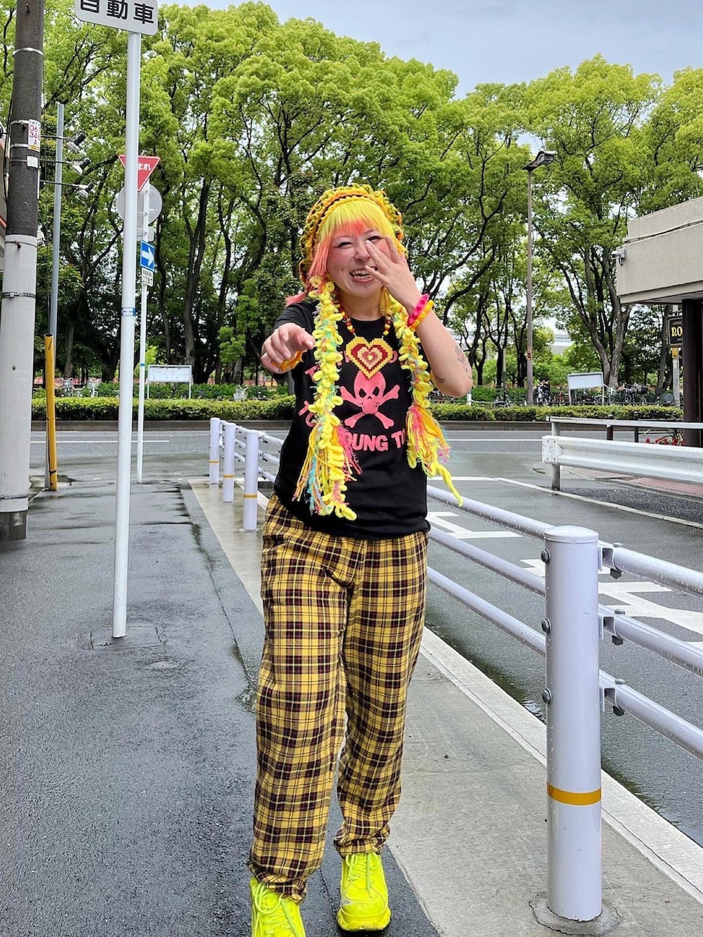 「お出かけコーデ日記、チェック、チェックパンツ、パンク、パンクコーデ、ヘアピース、黄色、ドクロ、派手、派手髪、個性派、カラフル、90年代、90s、ヨシダチャンネル」｜「ヨシダチャンネルのアイテム（その他ヘアアクセサリー、イエロー系）」を使った、しおちゃんさん（レディース・155cm）の春コーディネートの2枚目の写真